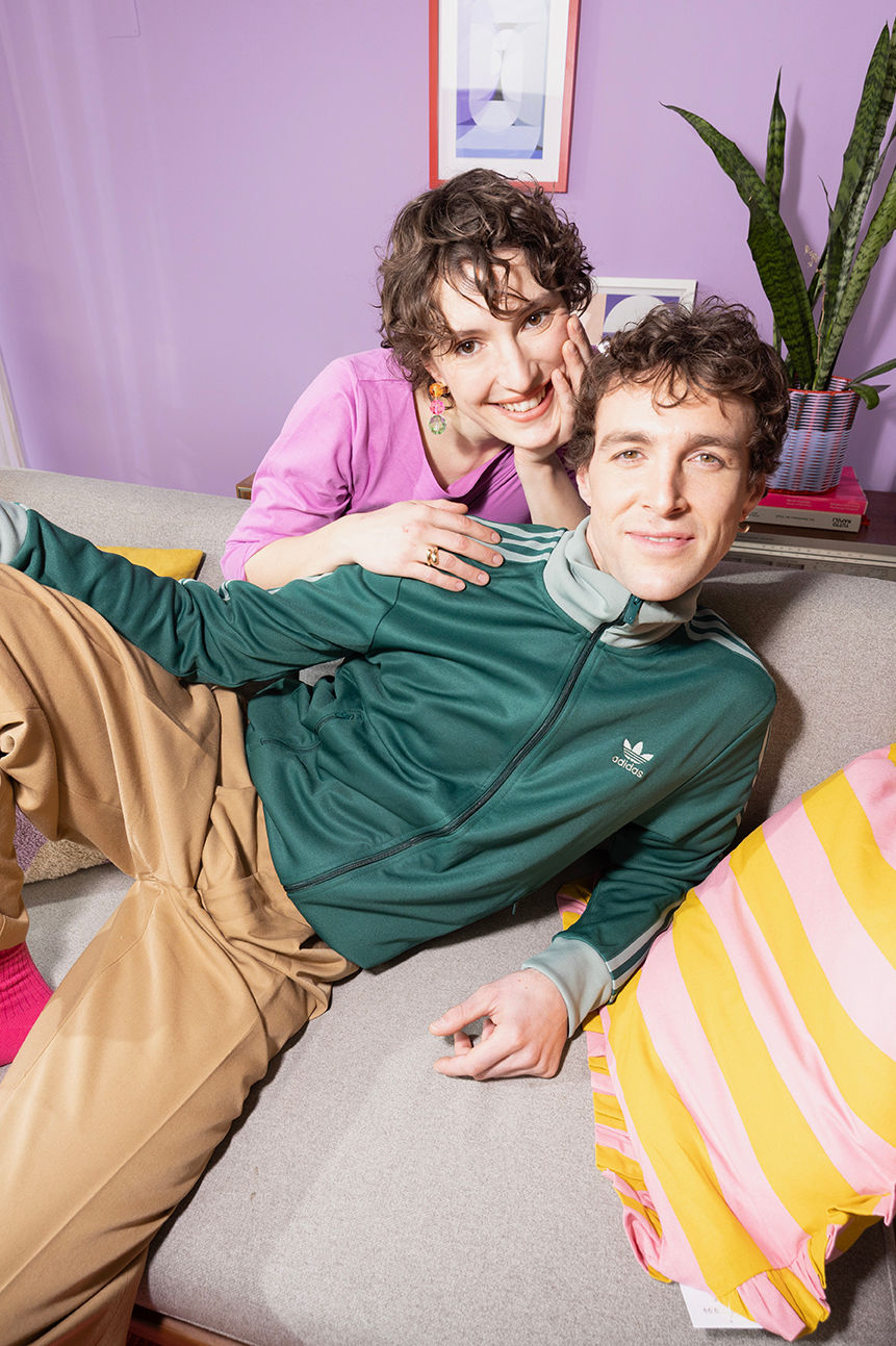 Paar liegt gemeinsam auf Sofa – Wohnkredit bei der BKS Bank