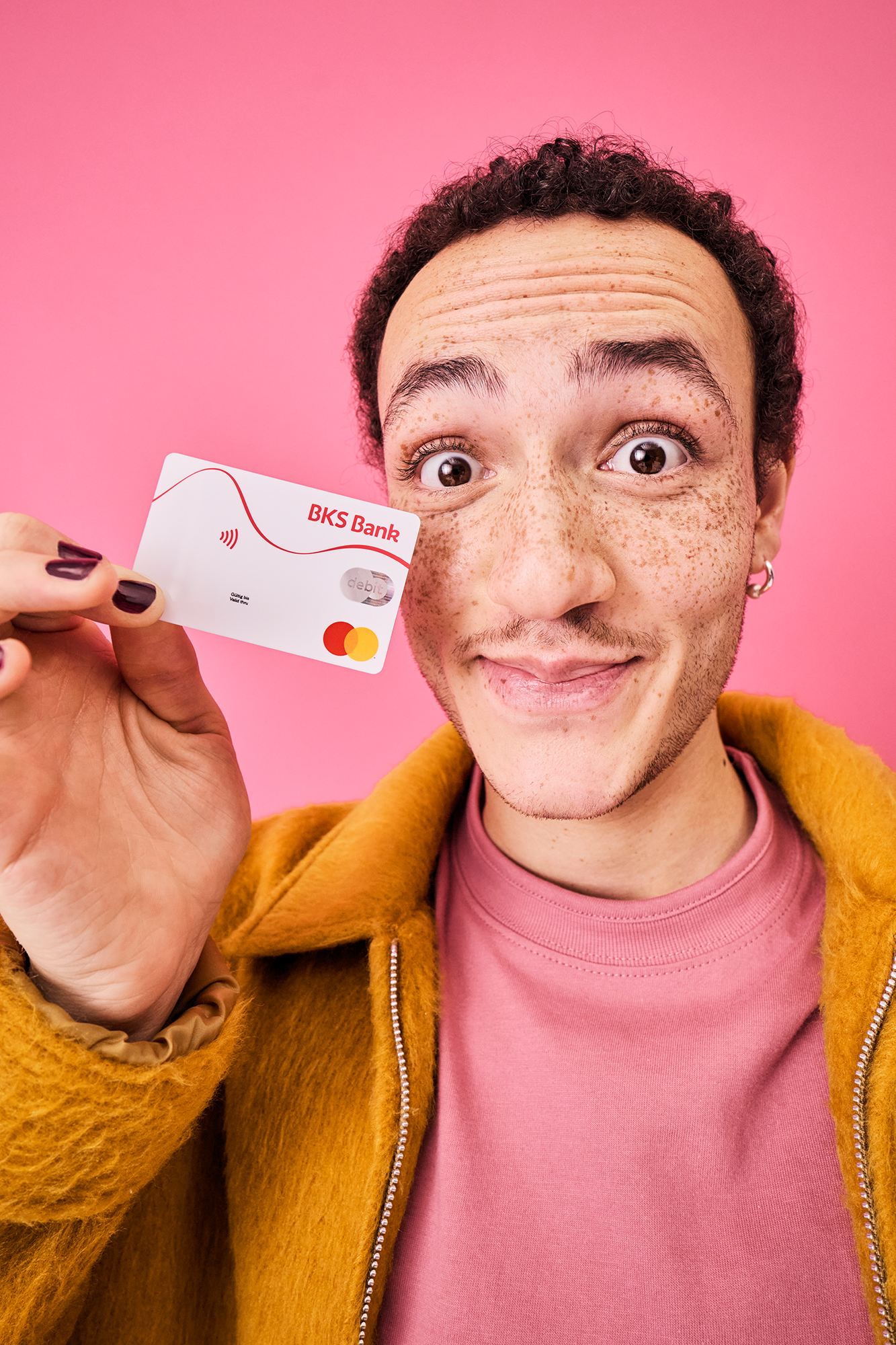 Mann mit BKS Debitkarte - Cashback Aktion