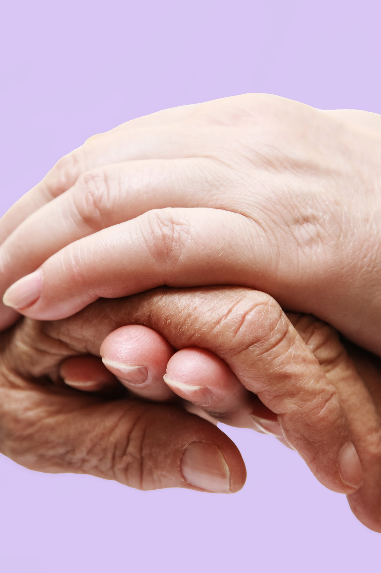 Junge Hand hält alte Hand - Abfertigungsvorsorge der BKS Bank Junge Hand hält alte Hand - Abfertigungsvorsorge der BKS Bank