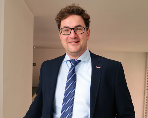 Alexander Leier, Filialleiter der BKS Bank in Klagenfurt St. Veiter Ring – persönliche Beratung und regionale Finanzkompetenz. Alexander Leier, Filialleiter der BKS Bank in Klagenfurt St. Veiter Ring – persönliche Beratung und regionale Finanzkompetenz.